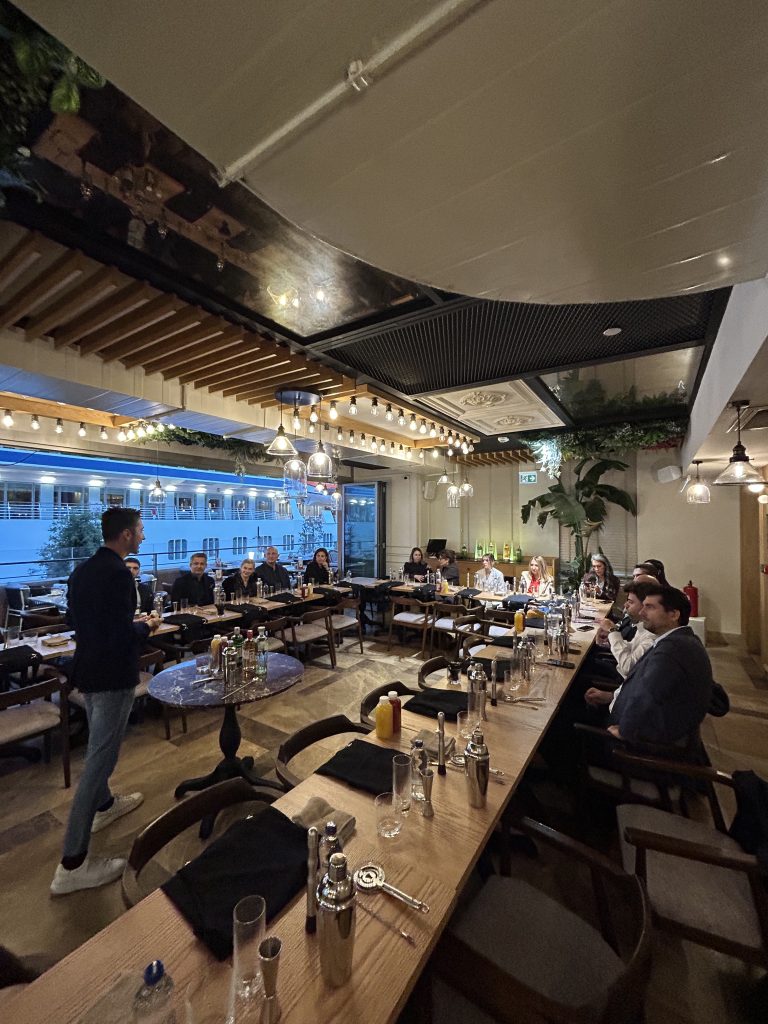 Bienalin kalbinde bir gün: Marketing Türkiye C Level Club üyeleri, "Üç Ayaklı Kedi"nin izinde… Bienalin kalbinde bir gün: Marketing Türkiye C Level Club üyeleri, "Üç Ayaklı Kedi"nin izinde…