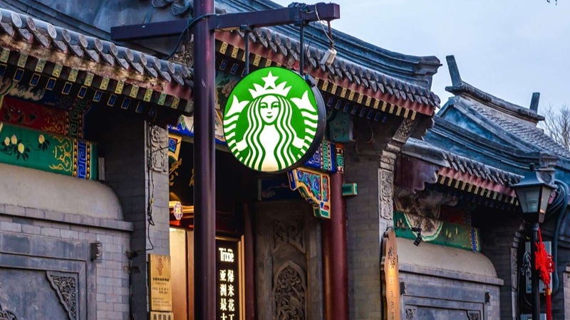 Starbucks Çin’de tahtını korumak için stratejik satışa gitti