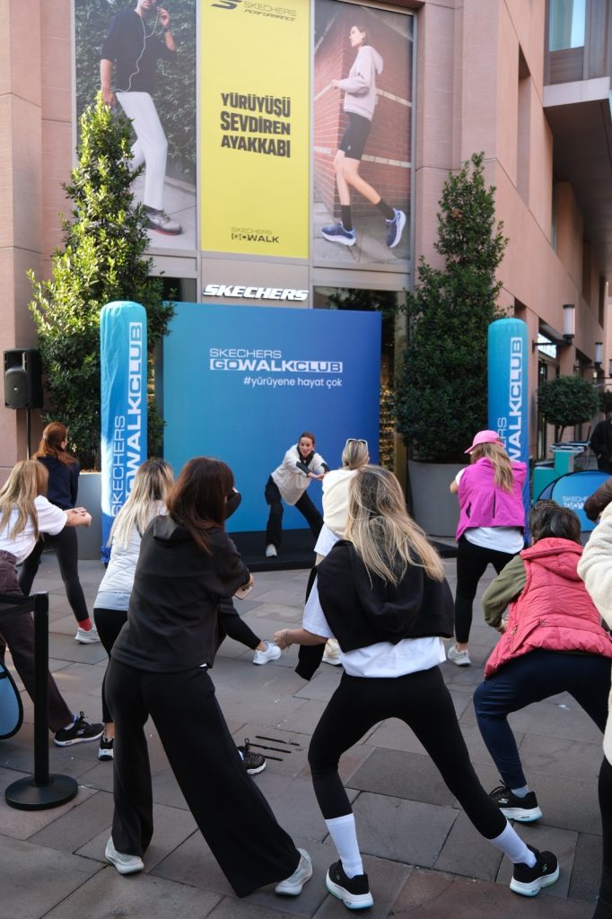 Skechers, “Yürüyene Hayat Çok” diyerek şehirde ikinci yürüyüşünü gerçekleştirdi Skechers, “Yürüyene Hayat Çok” diyerek şehirde ikinci yürüyüşünü gerçekleştirdi