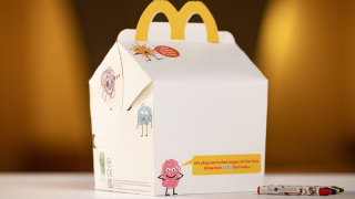 McDonald’s Happy Meal kutularını çocuklar için tuvale dönüştürdü