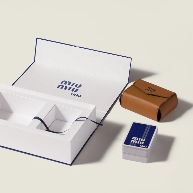 Miu Miu'dan 25 bin liralık UNO destesi! Miu Miu'dan 25 bin liralık UNO destesi!