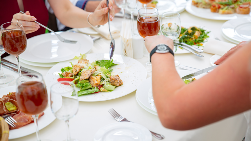 Resmi Gazete'de yayımlandı: Restoranlarda servis, masa ve kuver ücretine son