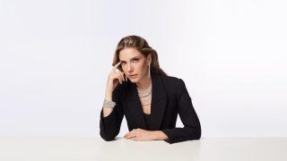 Atasay, Eda Ece ile tak tak konuşuyor