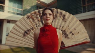 Flormar’ın global marka yüzü Hande Erçel oldu