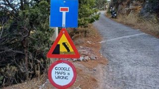 Navigasyonun sözü bitti, tabela konuştu: "Google Haritalar hatalı!"