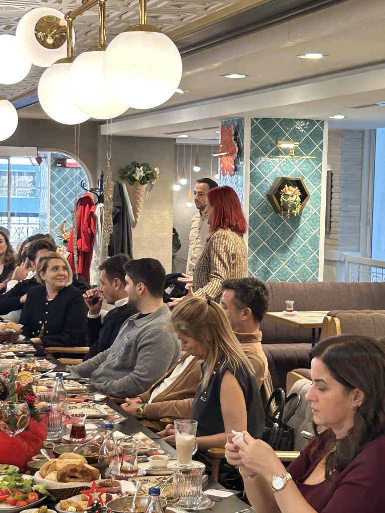 Marketing Türkiye C Level Club üyeleri, yeni yıla gelenekselleşen Mado kahvaltısıyla "Merhaba" dedi Marketing Türkiye C Level Club üyeleri, yeni yıla gelenekselleşen Mado kahvaltısıyla "Merhaba" dedi