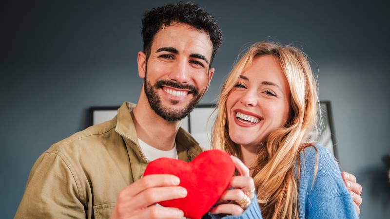 Toplumun yüzde 63'ü Sevgililer Günü’nü "ticari bir gün" olarak görüyor! Toplumun yüzde 63'ü Sevgililer Günü’nü "ticari bir gün" olarak görüyor!