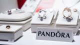 Gümüş fiyatları kontrolden çıkınca Pandora, takılarını platinden üretmeye karar verdi