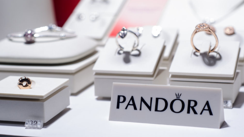 Gümüş fiyatları kontrolden çıkınca Pandora, takılarını platinden üretmeye karar verdi