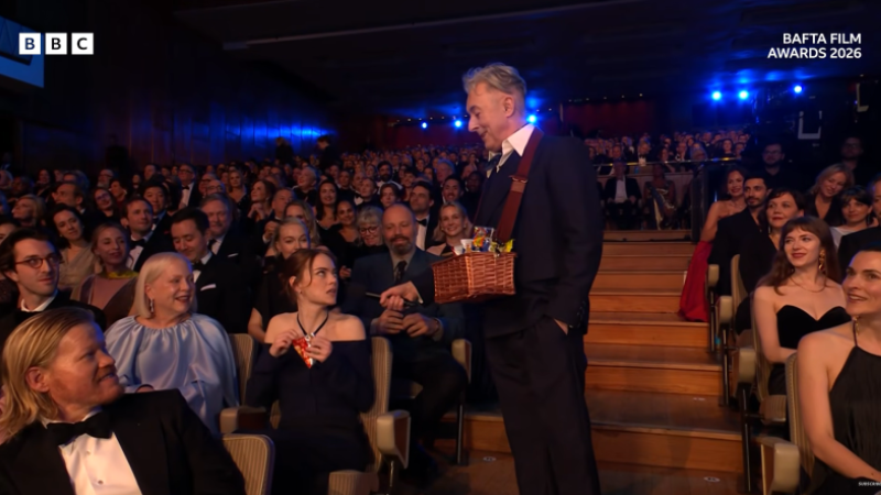 BAFTA gecesinde Hollywood yıldızları pladis atıştırmalıkları yedi