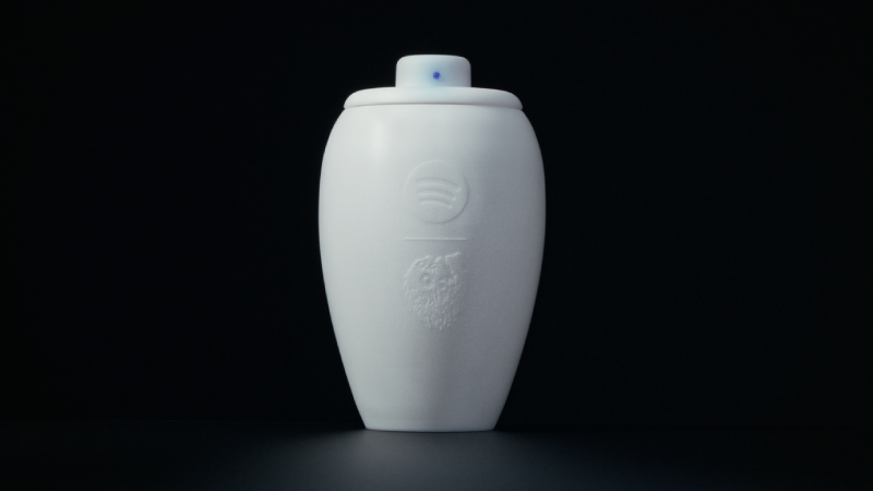 Pop kültür ölümle buluştu! Spotify x Liquid Death'ten kremasyon vazosu görünümlü hoparlör