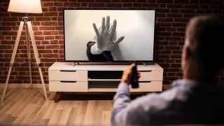 Türkiye şiddette seyirci kalıyor: 94 TV dizisi incelendi, yüzde 86’sında kadına şiddet var...