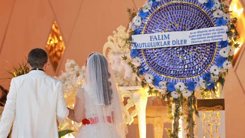 Falım manisi gerçek oldu: Sakızdan çıkan sözler aşka dönüştü