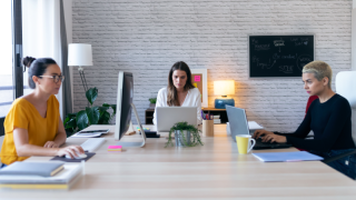 Aynı ofis, farklı deneyimler: Kadın çalışanlar nasıl bir iş yeri deneyimi yaşıyor?