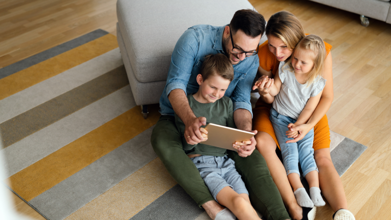 Ebeveynlerin yüzde 52'si çocuklarını düzenli olarak sosyal medyada paylaşıyor