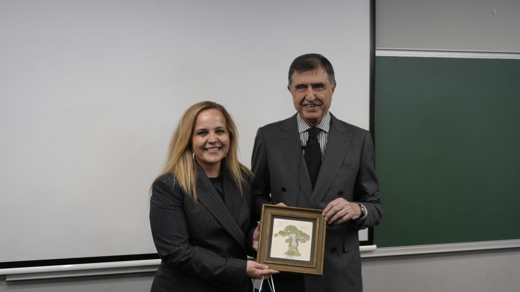 Geleceğin profesyonelleri, Ahmet Pura ile “Hayat Güneşli Bir Sağanak” konferansında bir araya geldi