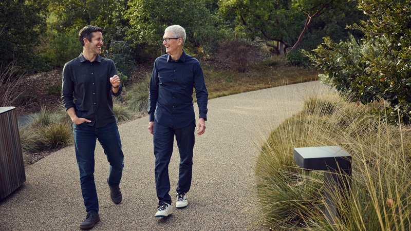 Apple’da yeni dönem: Tim Cook koltuğunu John Ternus’a bırakıyor