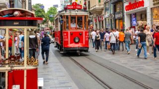 Alışveriş caddelerinde dikkat çeken ayrışma: İstiklal rekor kırdı, Nişantaşı sert düştü