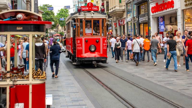 Alışveriş caddelerinde dikkat çeken ayrışma: İstiklal rekor kırdı, Nişantaşı sert düştü