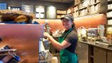 Starbucks "güler yüzlü" çalışanlara 1200 dolar prim verecek