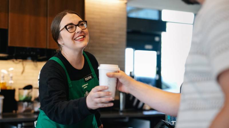 Starbucks "güler yüzlü" çalışanlara 1200 dolar prim verecek