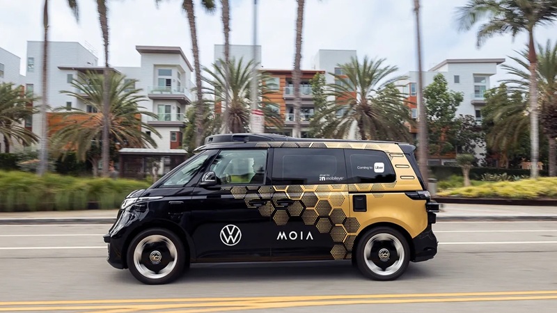 Volkswagen ve Uber Los Angeles’ta "robotaksi" testlerine başladı Volkswagen ve Uber Los Angeles’ta "robotaksi" testlerine başladı