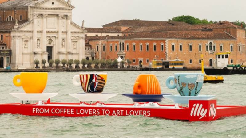 Venedik kanallarında dev kahve fincanları yüzüyor!