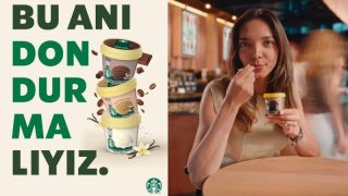 Starbucks® yeni dondurma serisini tanıtırken "dondu"