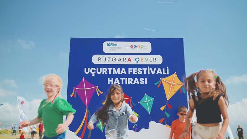 Bazı uçurtmalar yere inse de uçmaya devam eder