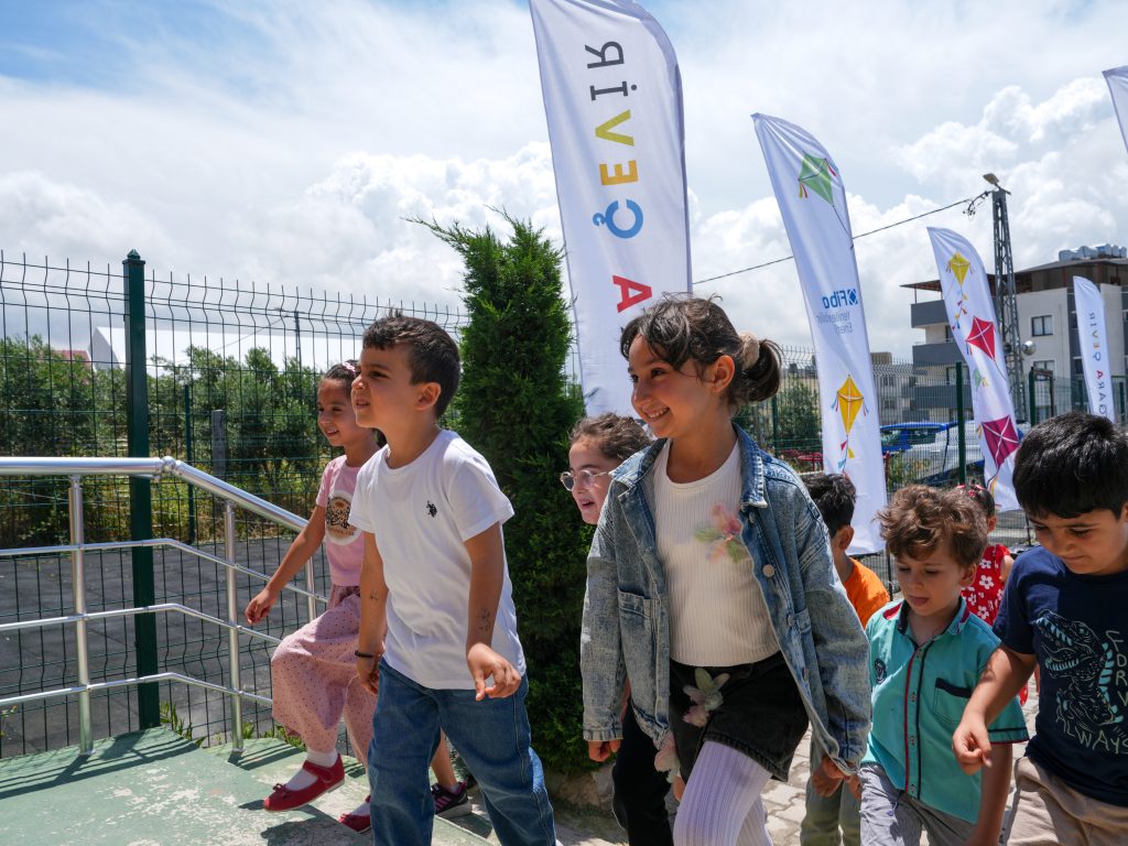 Bazı uçurtmalar yere inse de uçmaya devam eder Bazı uçurtmalar yere inse de uçmaya devam eder