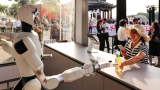 Kasiyersiz değil, çalışansız mağaza dönemi: Tek çalışan bir humanoid robot