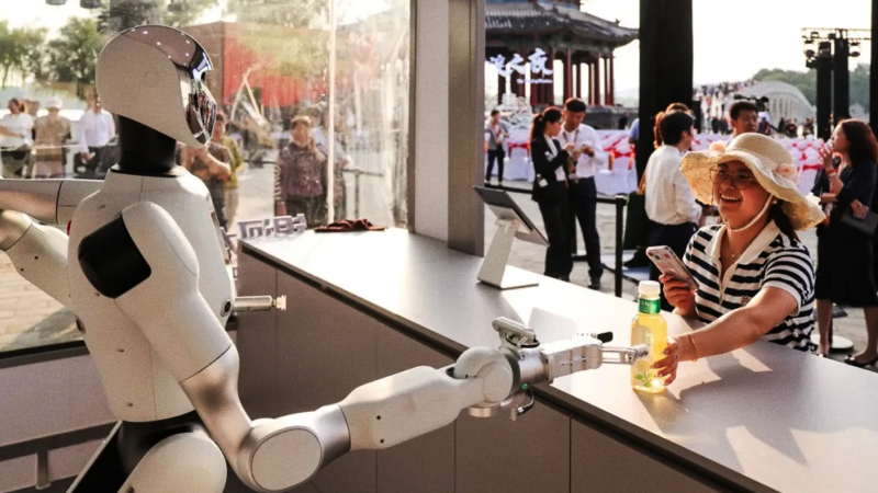 Kasiyersiz değil, çalışansız mağaza dönemi: Tek çalışan bir humanoid robot