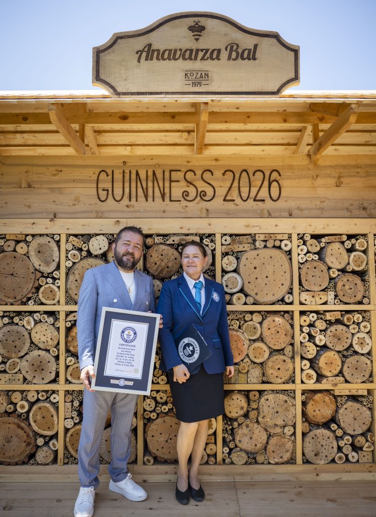 Dünyanın en büyük arı oteli Türkiye'de: Guinness rekoru Anavarza Bal'ın oldu Dünyanın en büyük arı oteli Türkiye'de: Guinness rekoru Anavarza Bal'ın oldu