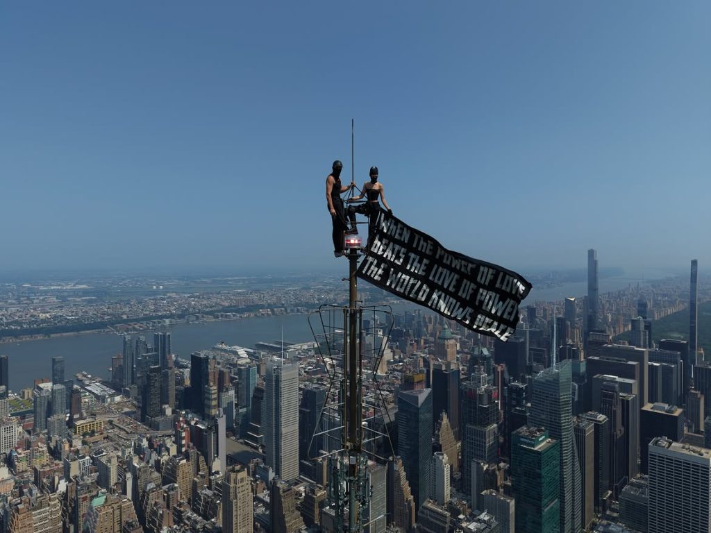 Empire State'teki sıra dışı evlilik teklifi markalar için gerçek zamanlı pazarlama fırsatına dönüştü Empire State'teki sıra dışı evlilik teklifi markalar için gerçek zamanlı pazarlama fırsatına dönüştü