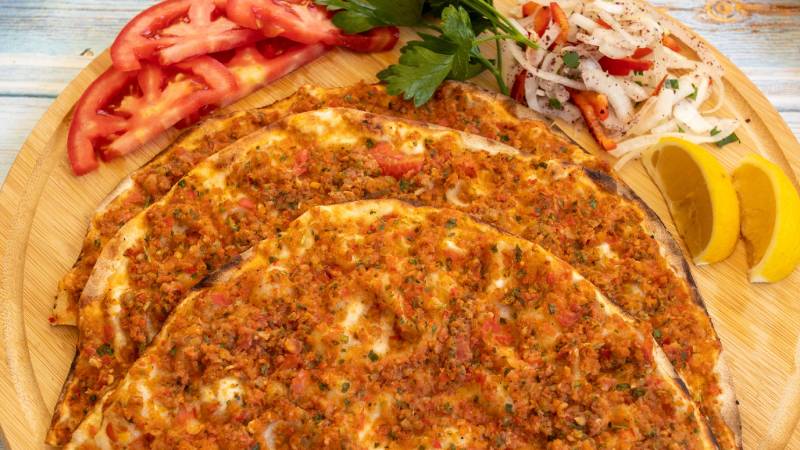 Enflasyonu sollayan lezzet: Lahmacun Haziran'da tüm büyükşehirlerde zamlandı! Enflasyonu sollayan lezzet: Lahmacun Haziran'da tüm büyükşehirlerde zamlandı!