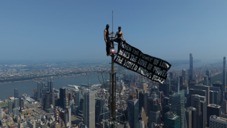 Empire State'teki sıra dışı evlilik teklifi markalar için gerçek zamanlı pazarlama fırsatına dönüştü