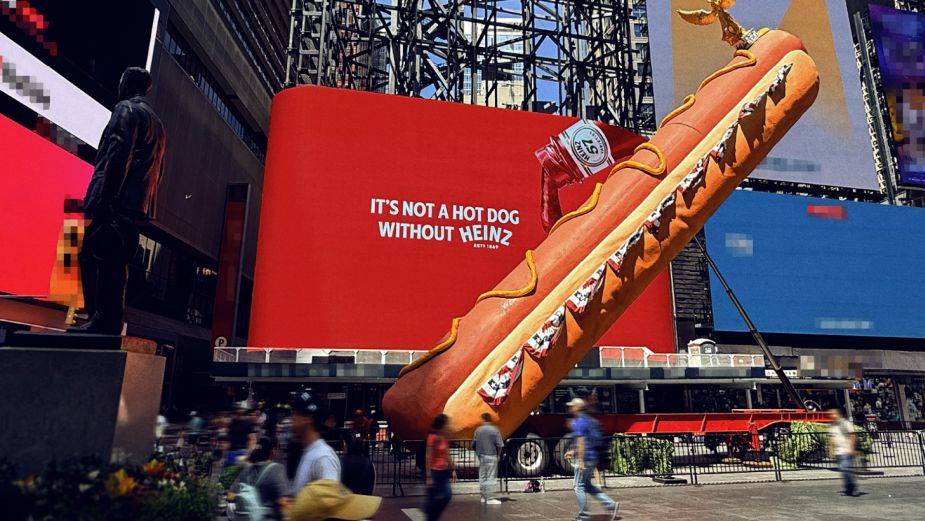 Heinz, Times Square’deki dev hot dog’un eksik sosunu tamamladı Heinz, Times Square’deki dev hot dog’un eksik sosunu tamamladı