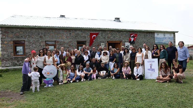 Yapı Kredi "Yarınlara Kartopu" ile üç yılda 620 bin kullanıcıya ulaştı: "Amaç eğitimde fırsat eşitliği" Yapı Kredi "Yarınlara Kartopu" ile üç yılda 620 bin kullanıcıya ulaştı: "Amaç eğitimde fırsat eşitliği"