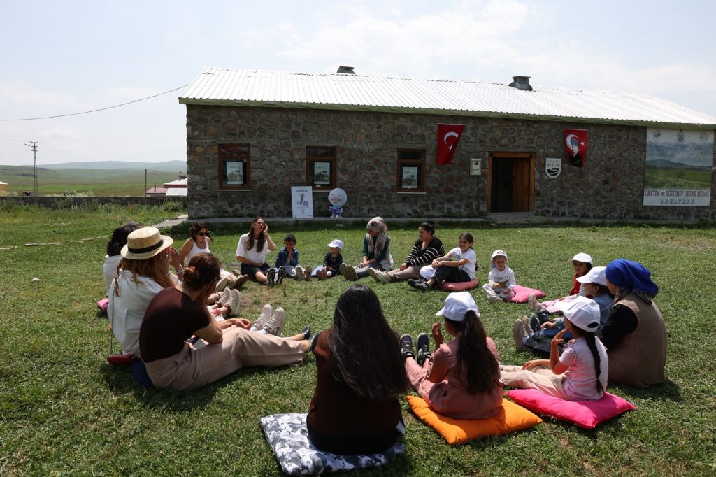 Yapı Kredi "Yarınlara Kartopu" ile üç yılda 620 bin kullanıcıya ulaştı: "Amaç eğitimde fırsat eşitliği" Yapı Kredi "Yarınlara Kartopu" ile üç yılda 620 bin kullanıcıya ulaştı: "Amaç eğitimde fırsat eşitliği"