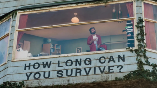 Netflix’in “The Last House” reklamı için bir adam üç gün boyunca billboard’da yaşadı