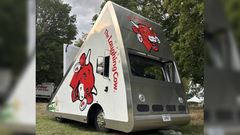 The Laughing Cow’dan peynir şeklinde kamyon The Laughing Cow’dan peynir şeklinde kamyon