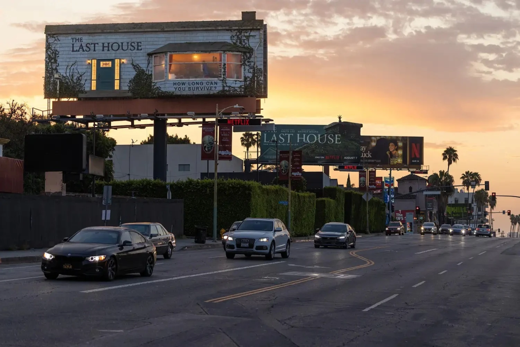 Netflix’in “The Last House” reklamı için bir adam üç gün boyunca billboard’da yaşadı Netflix’in “The Last House” reklamı için bir adam üç gün boyunca billboard’da yaşadı