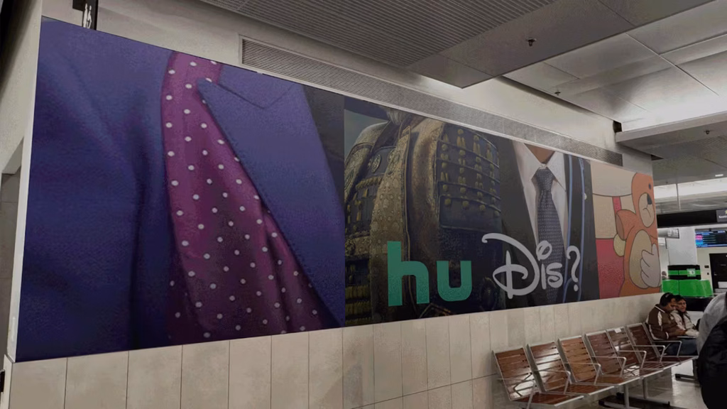 Disney logosunu parçaladı, “Hu Dis?” diye sordu Disney logosunu parçaladı, “Hu Dis?” diye sordu