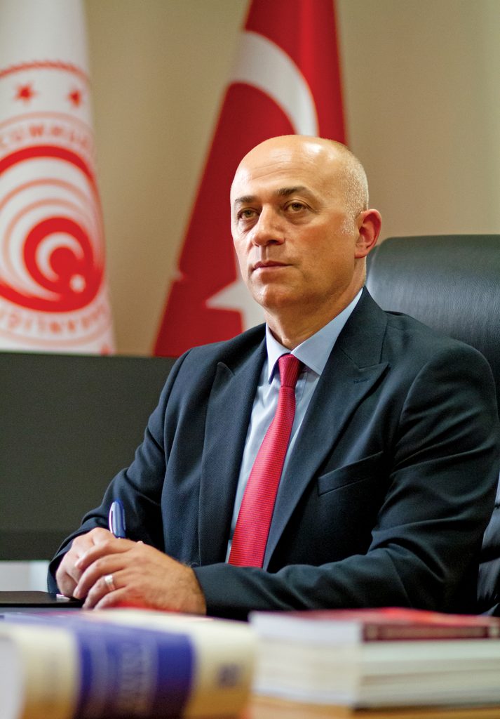 Avni Dilber: "Gerçek maharet sınırların varlığında kendini gösterir" Avni Dilber: "Gerçek maharet sınırların varlığında kendini gösterir"