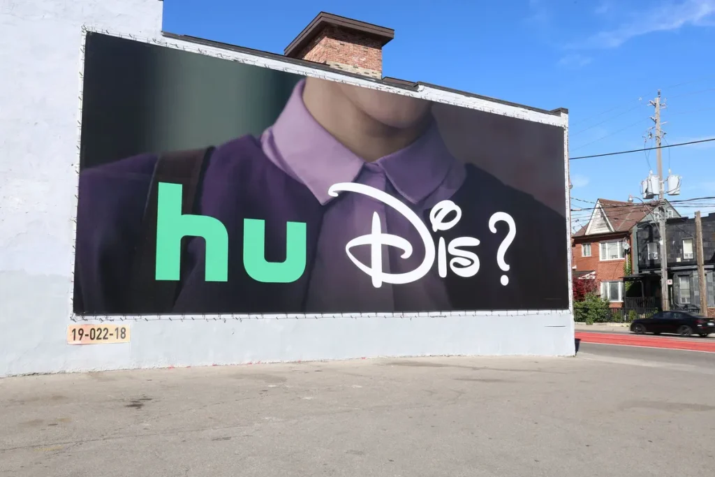 Disney logosunu parçaladı, “Hu Dis?” diye sordu Disney logosunu parçaladı, “Hu Dis?” diye sordu